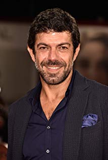 How tall is Pierfrancesco Favino?